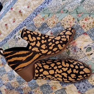 1 State booties, 7.5 m, like new, animal print
